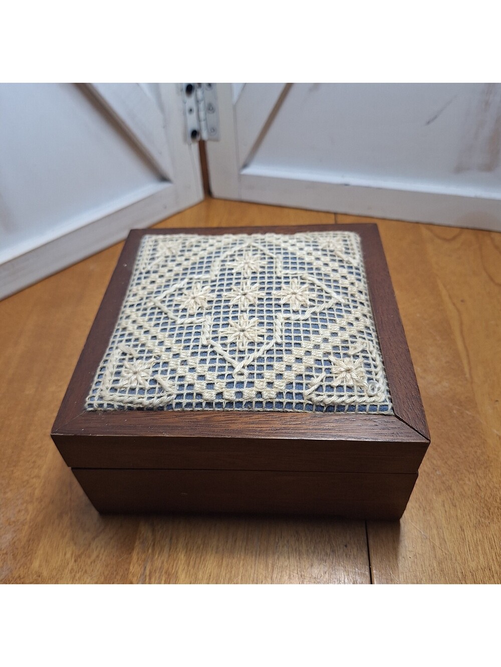 Creative Circle Wooden Treasure Trinket/Jewelry Box Hinged Doilie Inlaid Lid 6x6